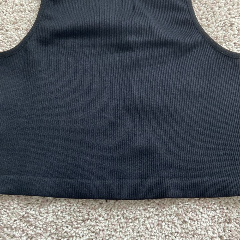 Dynamic Black Ribbed Tank Top - Picture 3 of 8